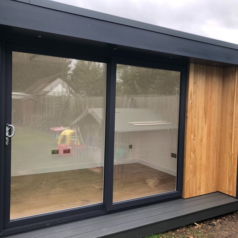 Midi garden office in Bromley 1